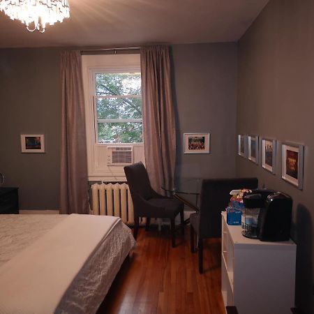 Room With King Bed In Shared 3 Bedroom Downtown Montreal Exterior photo