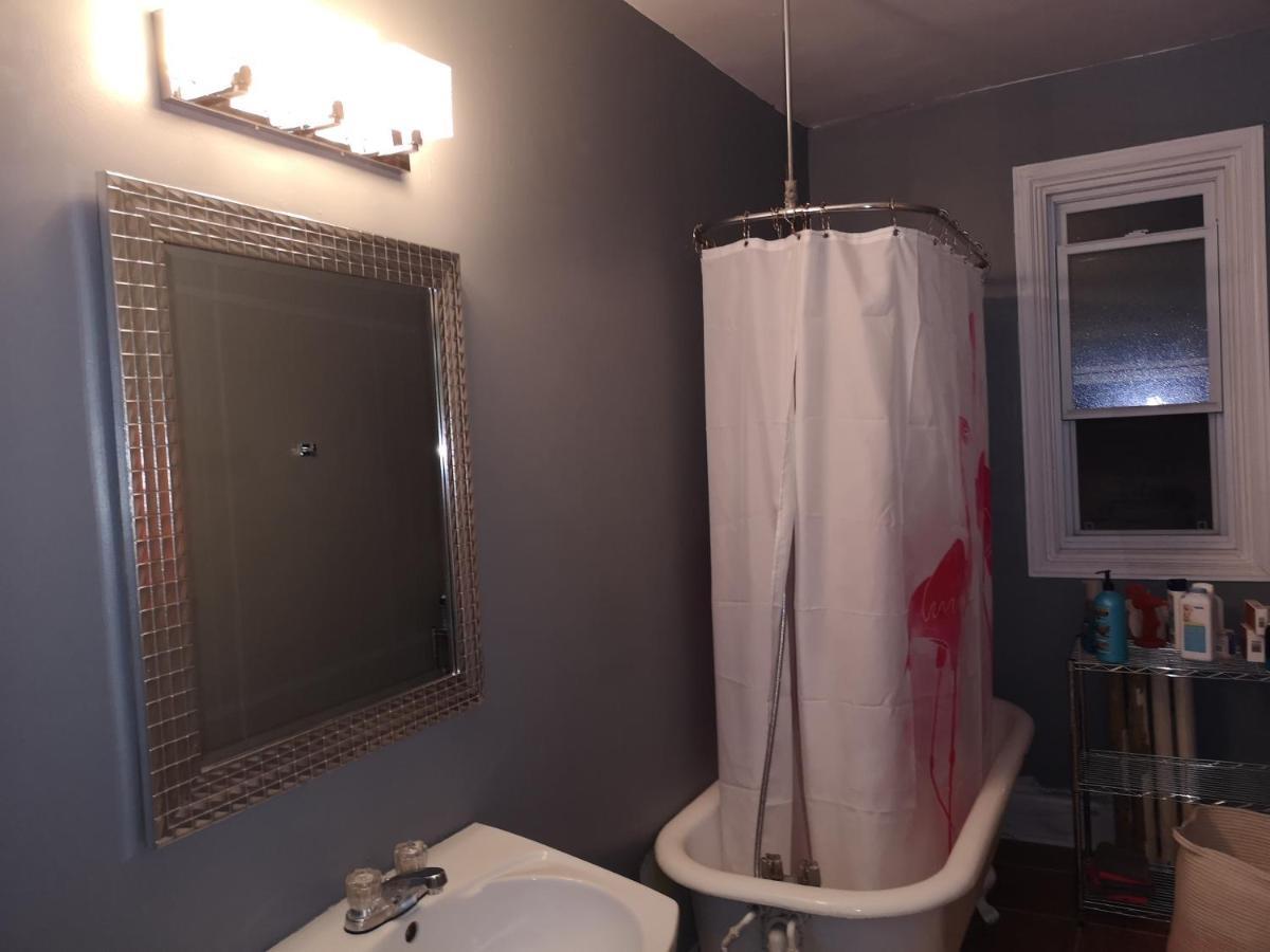 Room With King Bed In Shared 3 Bedroom Downtown Montreal Exterior photo
