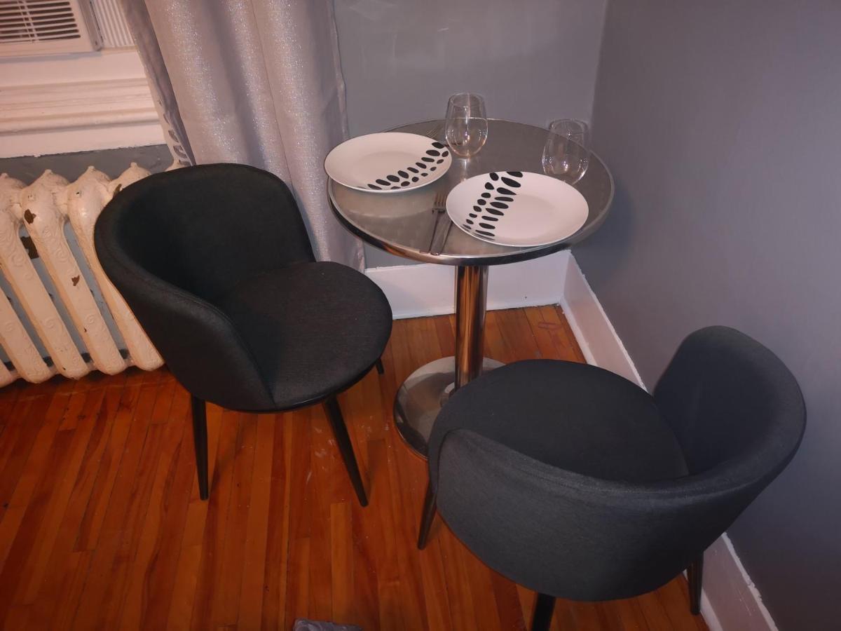 Room With King Bed In Shared 3 Bedroom Downtown Montreal Exterior photo